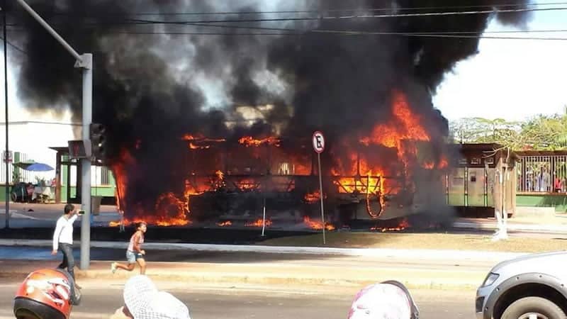 Ônibus pega fogo em frente ao Hospital das Clínicas 3