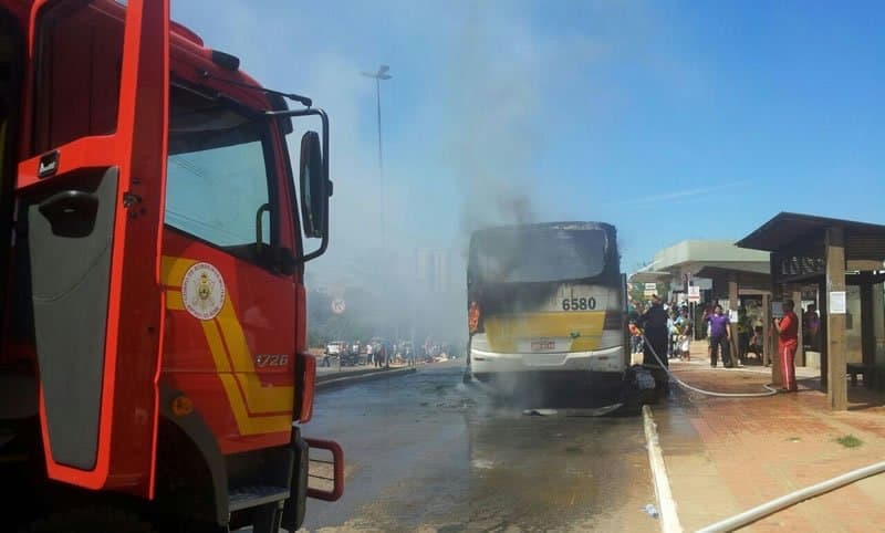 Ônibus pega fogo em frente ao Hospital das Clínicas 4