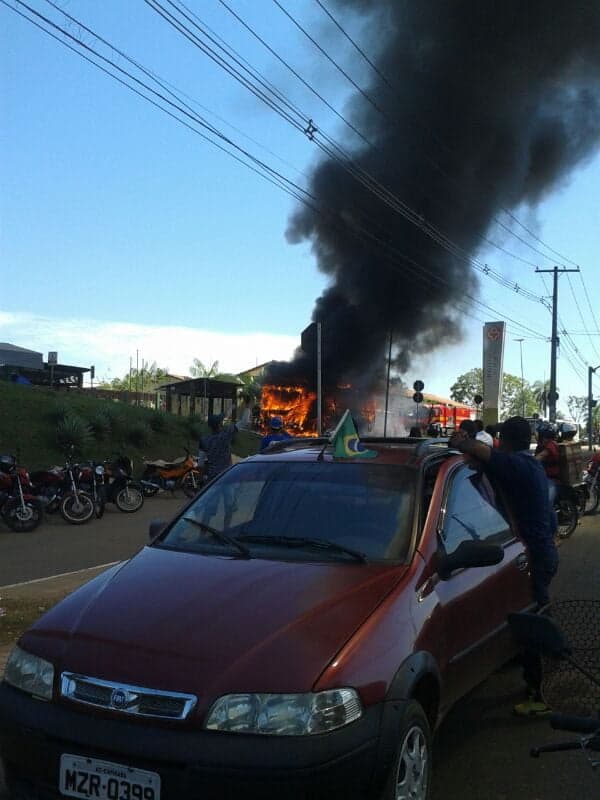 Ônibus pega fogo em frente ao Hospital das Clínicas 5