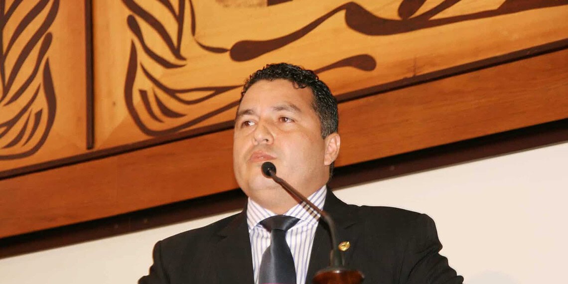 Eber Machado nega que esteja deixando base do governo