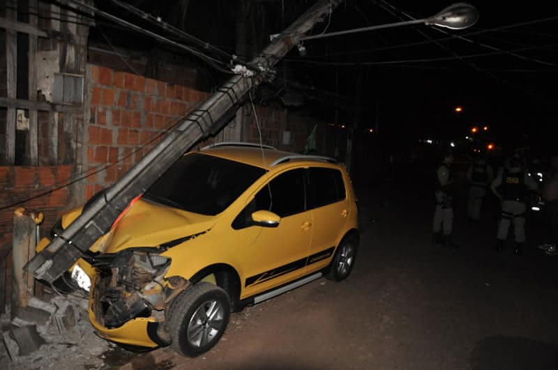 Motorista perdeu o controle do carro e bateu em poste