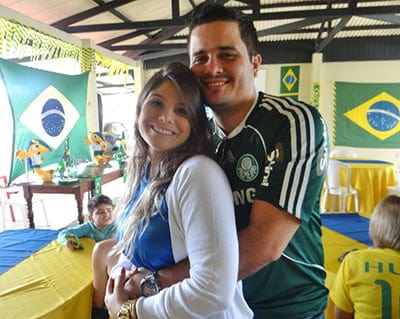 Andressa Morais e o namorado Thiago Barlatii na festa de aniversário do pai Auricélio Cunha.
