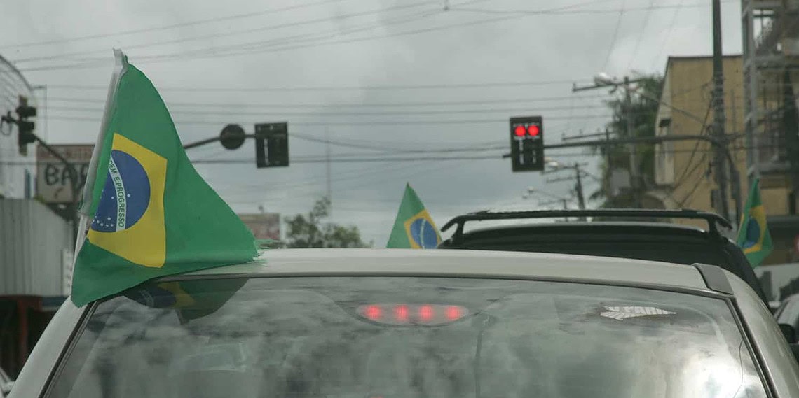 Pesquisa aponta que as bandeirinhas no carro geram maior consumo de gasolina