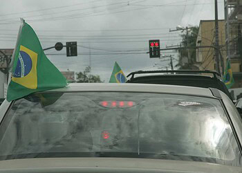 Pesquisa aponta que as bandeirinhas no carro geram maior consumo de gasolina