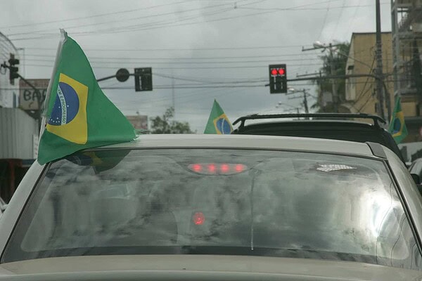 Pesquisa aponta que as bandeirinhas no carro geram maior consumo de gasolina