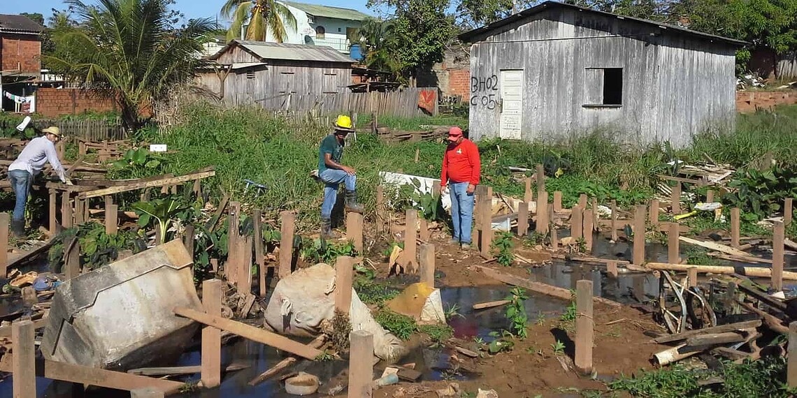 Mais de 105 famílias moravam ao lado de córrego