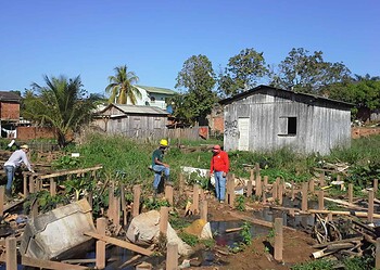 Mais de 105 famílias moravam ao lado de córrego