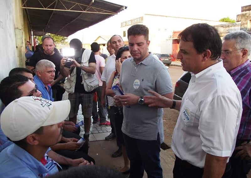 Candidatos conversam com moradores de Sena Madureira
