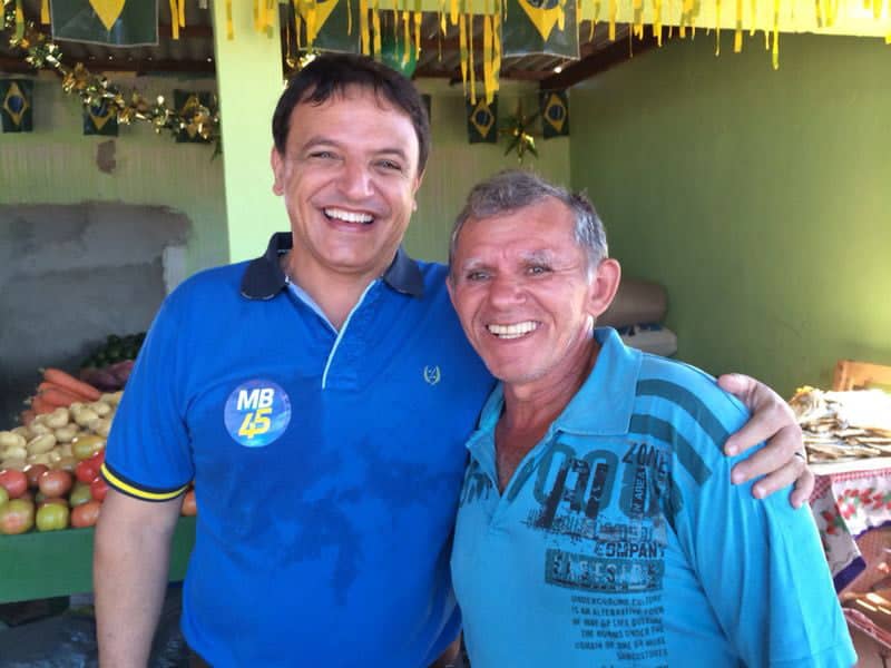 Em visita à Vila Acre, Marcio Bittar ouve muitos incentivos dos moradores do local 2 Bittar com morador da região: desabafos são comuns