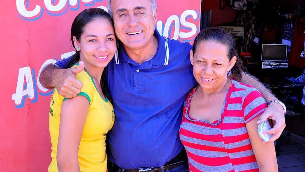 Tião Bocalom cumprimenta moradoras do Vitória