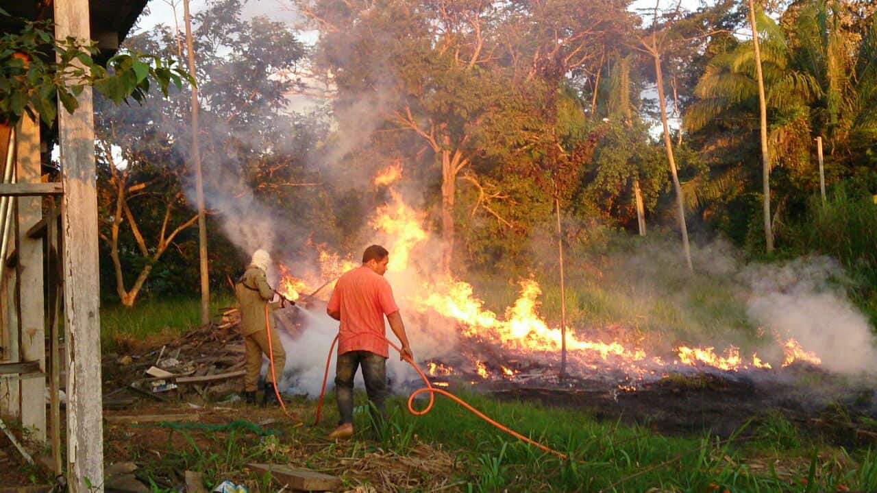 Bombeiros tiveram que agir rápido pra controlar o fogo