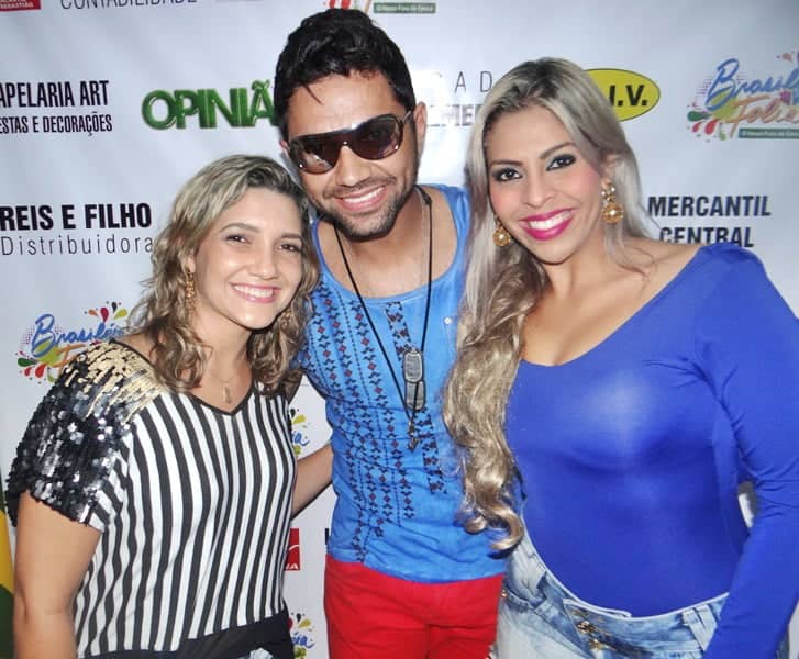 News 11/07/2014 6 Brasiléia Folia celebrou os 104 anos daquele município com show da Banda Chincana. O evento foi mostrado pelo Beth News na reportagem de Renata Lopes. Na foto com a amiga Nataely Gomes e o vocalista Tai.