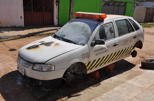 Carro do DERACRE é ”depenado”