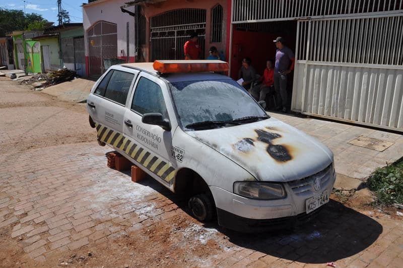 Carro do DERACRE é depenado 3
