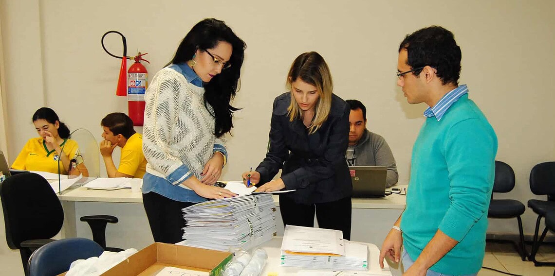 Servidores do Tribunal em trabalho de análise ontem