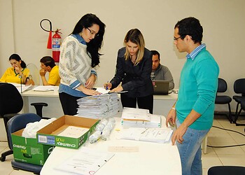 Servidores do Tribunal em trabalho de análise ontem