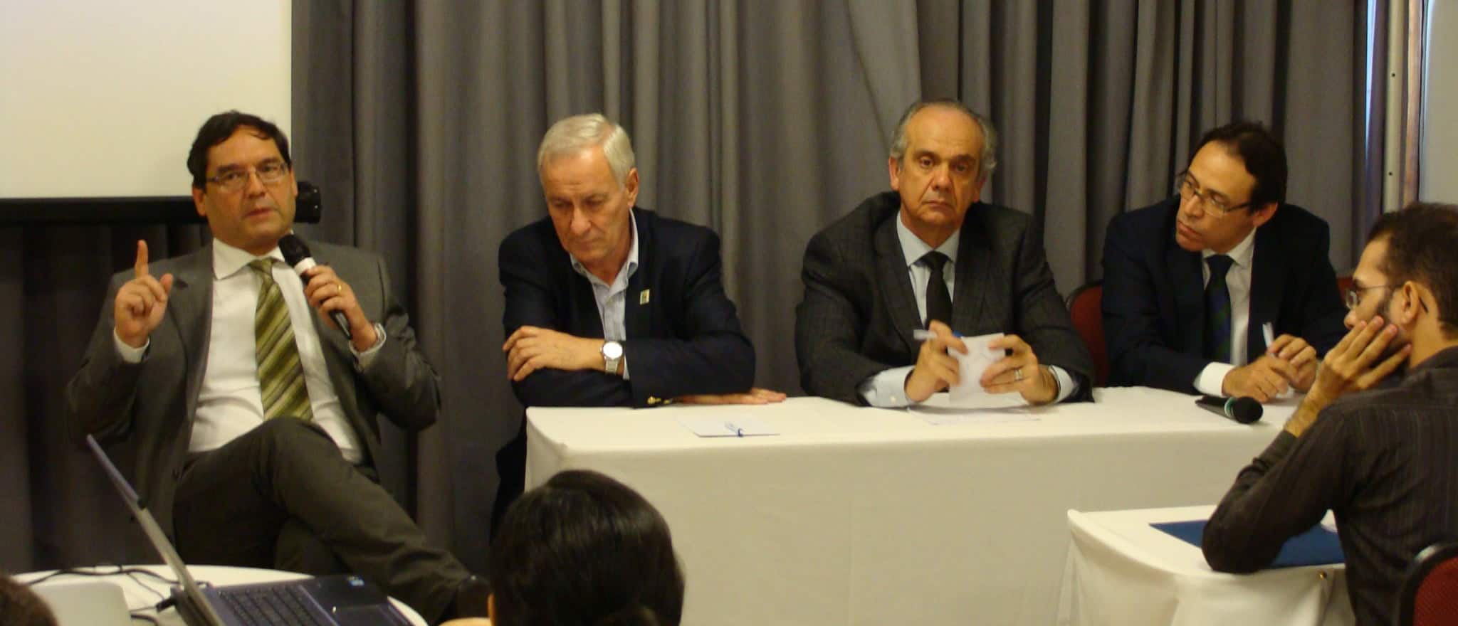 Raimundo Paraná, infectologista e presidente do Congresso Hepatologia do Milênio, Carlos Varaldo, jornalista e presidente do grupo de apoio a pacientes com hepatite C, Édison Parise,  presidente da Sociedade Brasileira de Hepatologia e Érico Arruda, médico e presidente da Sociedade Brasileira de Infectologia