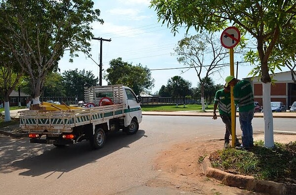 Detran sinaliza mudança de sentido em via principal da Ufac