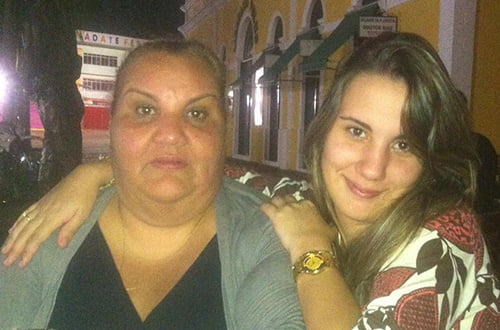 No Circuito parabeniza à pedagoga Anny Santos, que amanhã, 3, assinala idade nova. Na foto, Anny é paparicada pela primogênita Anna Emília.