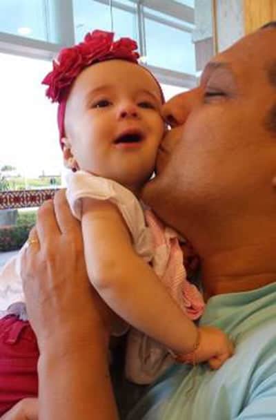 Papai Marcelo Cunha mimando sua princesinha Giovanna, que amanhã, 17, apaga sua primeira velinha. Parabéns!