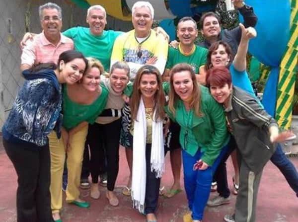 Click após a vitória do Brasil sobre Chile, no último sábado, dos amigos Ilimany, Zé e Normando Tinôco, Tião Dantas, Rafael e Mayra, Toty Dantas, Ethiene Gouveia, esta titular, Gisélia Mubárac, Verônica e Norma Lima. Presenças fiéis no QG dos Tinôcos em todos os jogos da nossa Seleção. Sexta... tem mais! 