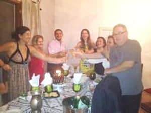 Click da aniversa-riante desta segunda, 21, colunista Rubedna Braga, que ganhou das amigas Socorro Rodrigues e Simone Chaves jantar em petit comitè para  os brindes à  idade nova.