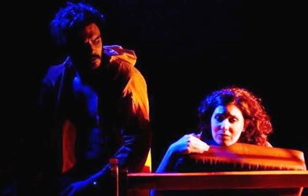 A vida de três pessoas dentro de um apartamento durante um período de caos na cidade de São Paulo, devido à chuva que cai na cidade por mais de uma semana. Essa é a trama central do espetáculo “Manual para dias chuvosos”, escrita e dirigida por Dan Rosseto, com os atores Kiko Pissolato, Bruna Anauate e Danielli Guerreiro, que será apresentada no próximo sábado, 19, às 20h, na Faao, com produção local de Gigi Hannan e Moisés Alencastro. Os ingressos podem ser adquiridos na Formatto Decor, Carmem Steffans (Via Verde Shopping) e Cia. do Marisco. Informações pelos números: 9998-2617 e 9998-9952. Imperdível!