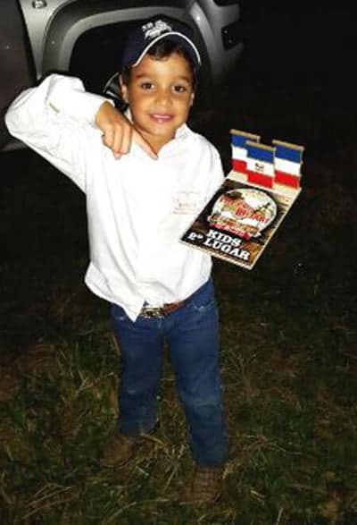 A alegria do pequeno amazona Luis Felipe Pinheiro ostentando seu troféu de 2º lugar na categoria kids na prova dos Três Tambores. Seguraaaa!