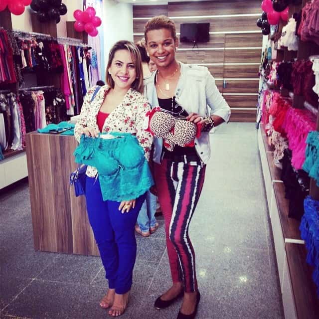 NA SEMPRE ATRAENTE – Maikelyne, do Divando Blogger, e Neyele Brilhos do Programa da Jô na inauguração da Sempre Atraente, localizada na Rua Marechal Deodoro, no Centro (ao lado do Hotel Terra Verde).