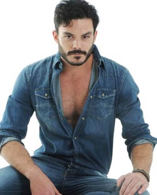 EM RIO BRANCO - Kiko Pissolato (o motorista “Ma-ciel” de Amor à Vida) faz parte do elenco da peça Manual para dias chuvosos, que será apresentada no dia 19 de julho, no Teatro da Faao, às 20h. Informações: 9986-9952 e vendas de ingressos na Formatto Decor, Carmen Steffens e Cia do Marisco.