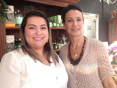 Empresária Polyana Costa recebendo em sua bem montada loja, Mônica Burgos, proprietária da Avatim, fabricante de produtos de perfumaria, ambiência, higiene pessoal e relaxamento com embalagens e acabamentos exclusivos, vendidos na melhor loja segmento casa/mesa, a Polyana Costa Casa. 