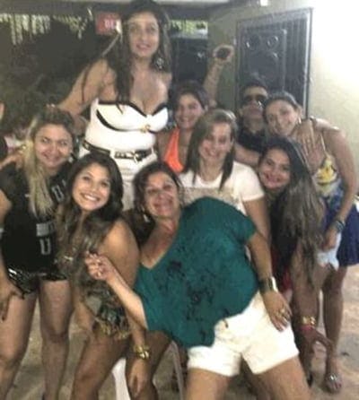 Toda a alegria de Zayra Ayache (cercada pelas amigas) que no sábado comemorou bem ao seu jeitinho idade nova no Rancho Ipanema com uma suculentíssima feijoada em ritmo do bom e velho samba de raiz.