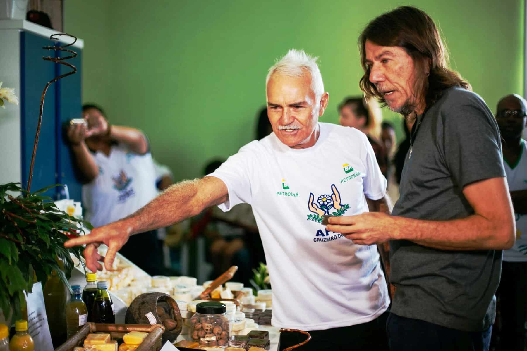 Cantor conheceu a Apae de Cruzeiro