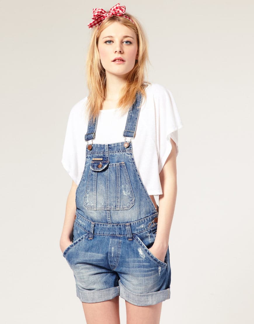 Além de descontraído, o macaquinho curtinho confere um certo ar juvenil à produção. Use-o mais larguinho.