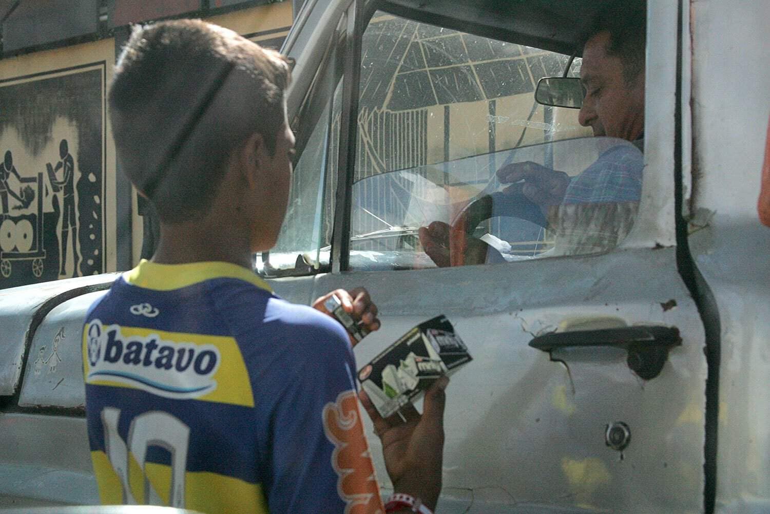 ELES SEMPRE VOLTAM - Nas esquinas dos semáforos centrais de Rio Branco, a cena de crianças vendendo bombons se repete de tempos em tempos. Infância excluída pela concentração de renda. Nenhuma criança vende bombom por diversão. 
