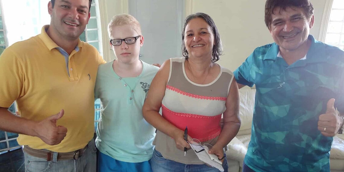 Roberto Duarte Jr. (esq.) com Afonso e líderes locais