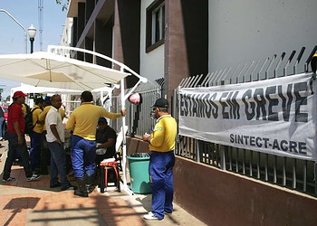 Funcionários dos Correios entram em greve