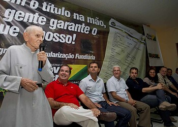 Padre Paolino Baldassari, de Sena, em encontro ontem