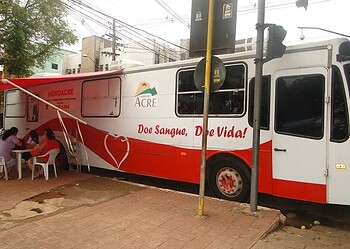 Ônibus do Hemoacre aguarda por doações no Calçadão do Passeio