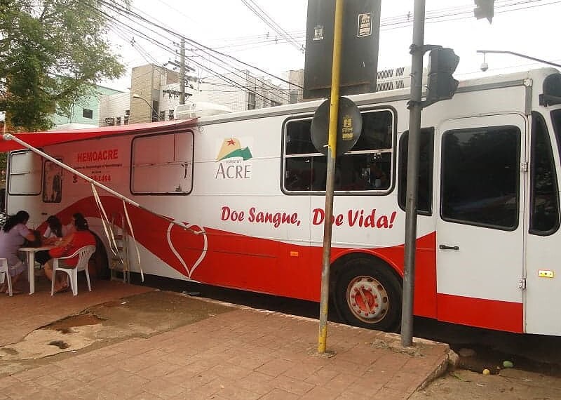 Ônibus do Hemoacre aguarda por doações no Calçadão do Passeio