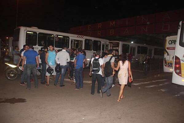 Terminal Urbano é fechado por motoristas e cobradores de ônibus em protesto a morte do colega de profissão
