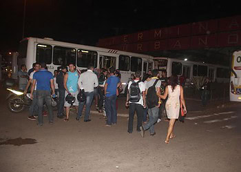 Terminal Urbano é fechado por motoristas e cobradores de ônibus em protesto a morte do colega de profissão