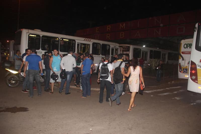 Terminal Urbano é fechado por motoristas e cobradores de ônibus em protesto a morte do colega de profissão