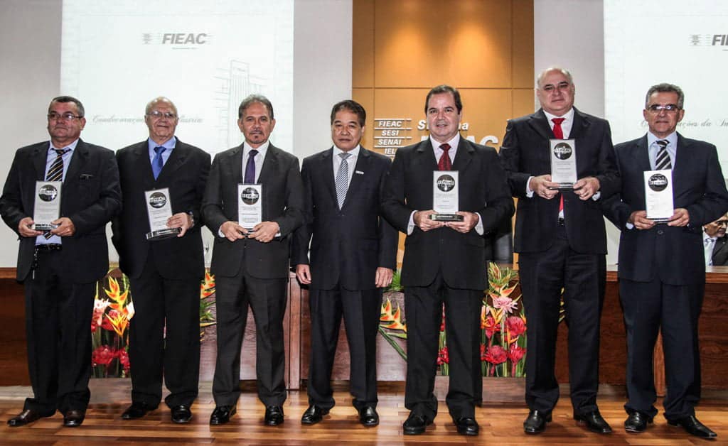 Autoridades receberam mérito industrial como homenagem