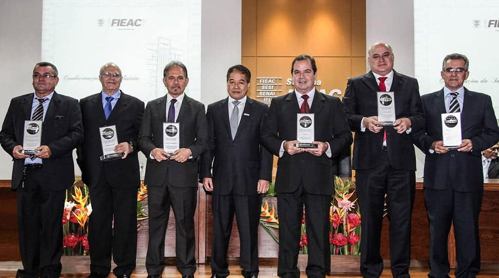 Autoridades receberam mérito industrial como homenagem