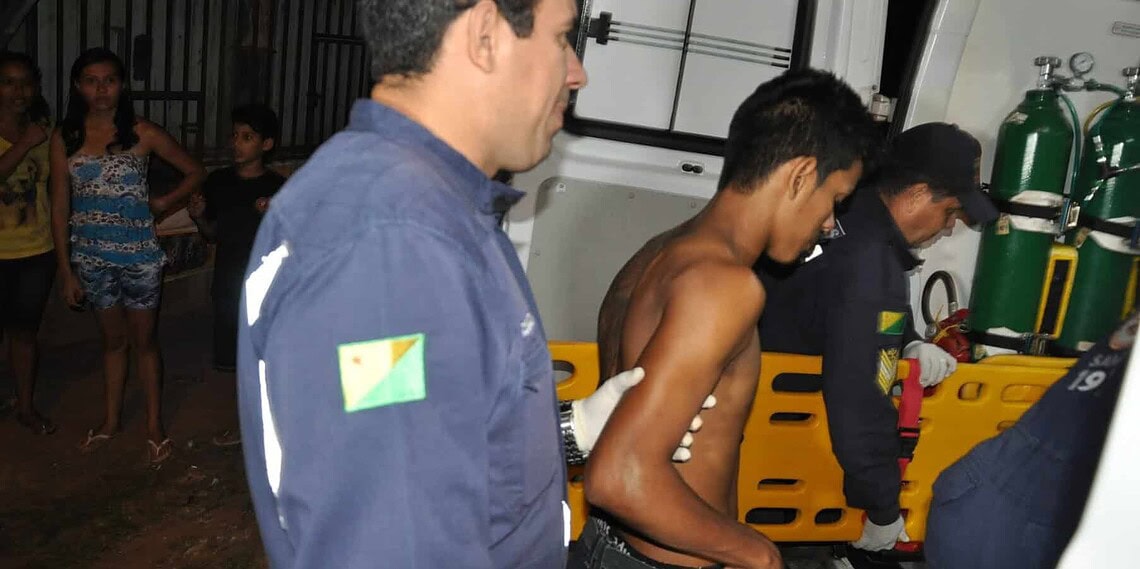 Jovem leva facada nas costas no Bairro Defesa Civil