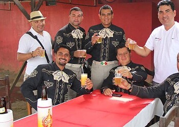 Mexicanos superam eliminação na Copa e fazem festa no Acre