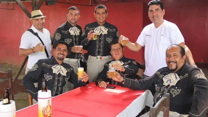 Mexicanos superam eliminação na Copa e fazem festa no Acre