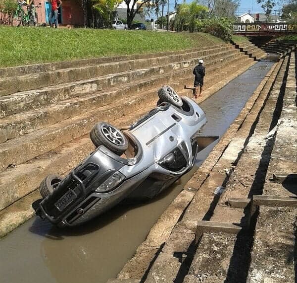 Pneu do carro estourou e motorista perdeu o controle da direção