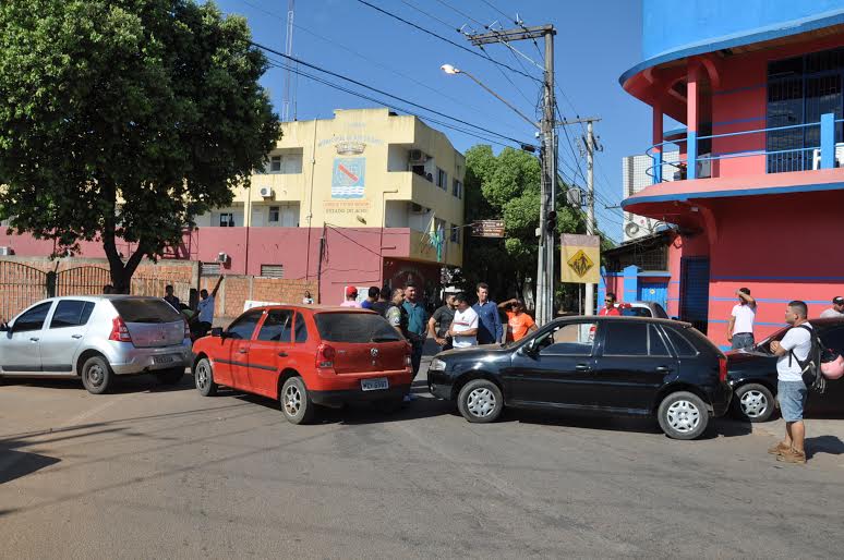 Motoristas pirangueiros fecham rua em protesto na frente da Câmara Municipal 2